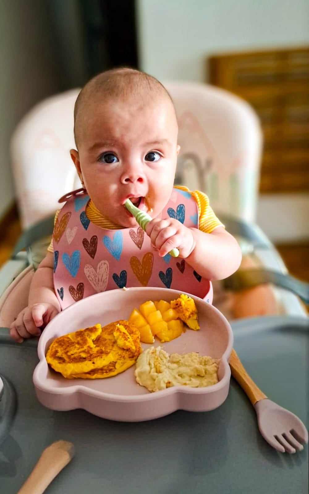 Panqueques de maíz y avena, mango y hummus