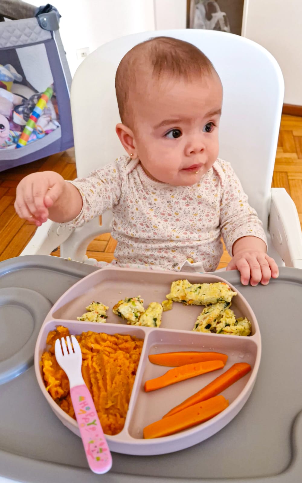 Huevos revueltos con espinaca, puré de calabaza y bastones de zanahoria